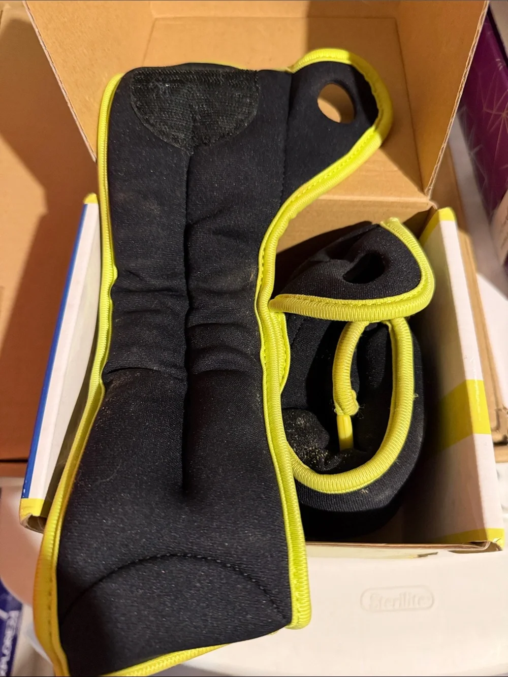 Reebok Thumb-Lock Wrist Weights in Lime and Black